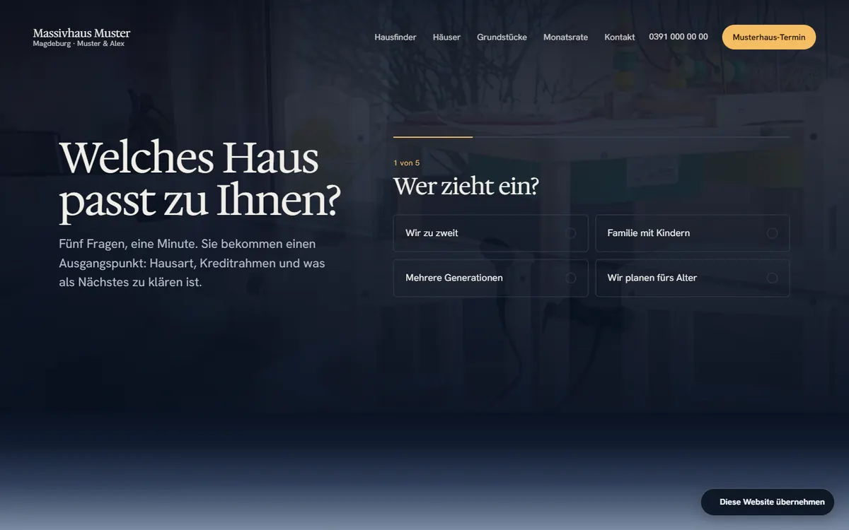 Demo Bauträger am Laptop: Haus-Finder mit fünf Fragen